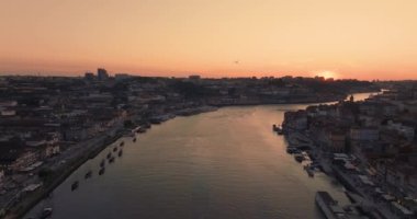 Douro nehri ve Dom Luis köprüsü üzerinde günbatımı gökyüzünün altında bir hava manzarası..