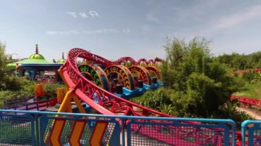 ABD 'nin Orlando kentindeki Walt Disney Hollywood Stüdyosu' ndaki Sinsi Köpek Oyuncak Hikayesi Rollercoaster 'ında.