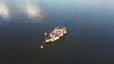 Gün batımında denize parkedilmiş teknenin hava görüntüleri.