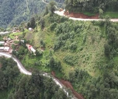 Yolları ve tepeleri olan bir köyün güzel drone manzarası