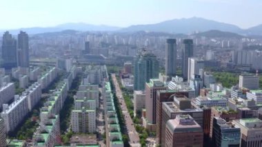 Seul, Güney Kore 'de güneşli bir günde Yeouido binasının mavi gökyüzüne karşı yüksek açılı görüntüsü.