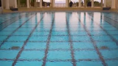 Parktaki havuzun mavi suyu.