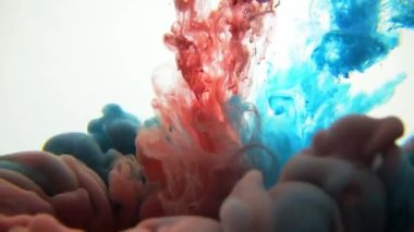 Soyut bir boya sıvıya sıçrar.