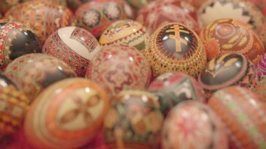 Geleneksel Ukrayna Paskalya yumurtalarının yakın plan görüntüleri. Pysanka.