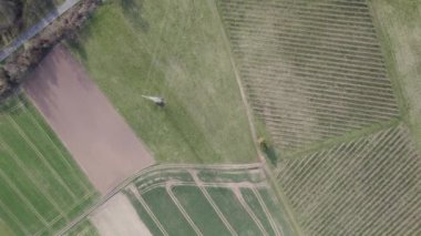 Almanya 'nın Bavyera kentindeki geniş tarım arazisi ve bir köy yolunun havadan görünüşü