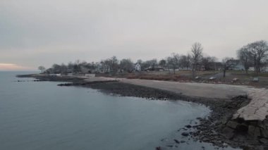 Kasvetli bir günde güzel bir nehir manzarası