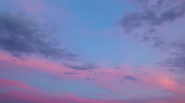 Mavi ve pembe gölgeli güzel bir günbatımı gökyüzü