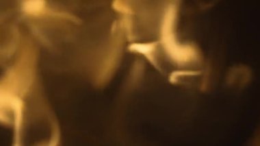 Şöminedeki alevlerin yavaş bir hareketi.