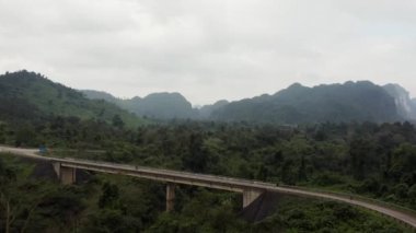 Vietnam 'daki Phong Nha Ke Bang Ulusal Parkı' nın otoban köprüsü arkasındaki görüntüsü.