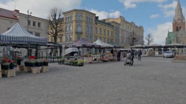 İsveç 'teki Orebro şehir merkezinin yaya bölgesinde bir açık hava pazarı.