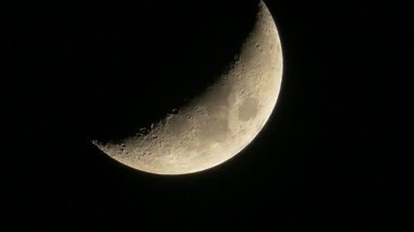 Karanlık gökyüzündeki yarım ayın görüntüleri..
