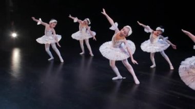 Koreli çocuklar sahnede bale yapıyor.