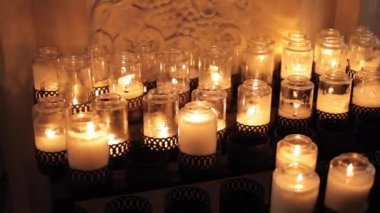 Katolik kilisesinde yanan mumlara yakın çekim