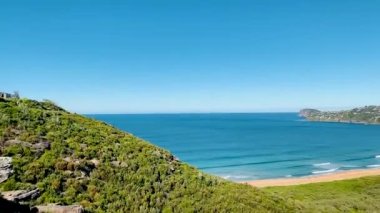 Avustralya 'daki Barrenjoey Deniz Feneri' nden mavi deniz manzaralı güzel bir yeşil ada.