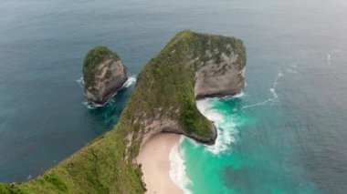 Nusa Penida Adası, Bali, Endonezya 'da güzel bir Kelingking Sahili manzarası