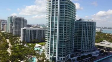 Miami, Florida 'daki birçok binayla Sunny Isles Marina' nın hava manzarası.
