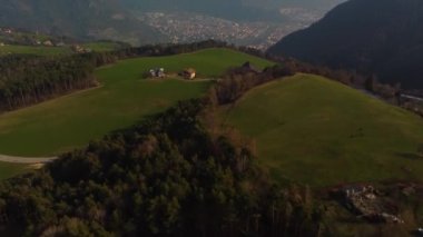 Kuzey İtalya 'daki dağ vadisinde hava manzarası
