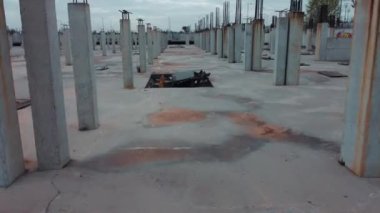 Terk edilmiş binaların olduğu bir inşaat alanının havadan görüntüsü.