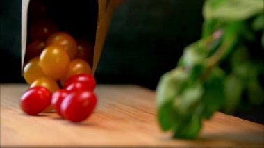 Tahtadaki vişneli domateslerin yavaş çekimleri.