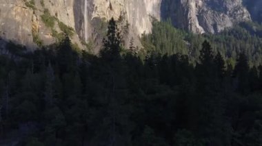 Yosemite Vadisi 'ndeki Half Dome' un insansız hava aracı görüntüsü, California, Yosemite Ulusal Parkı.