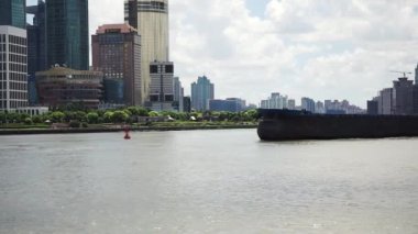 Şangay 'da Bund' ın önünden geçen gemiler, Huangpu 'da Çin..