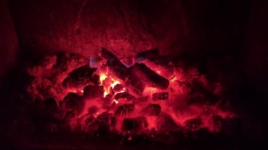 Karanlıkta alevli şöminenin yakın çekim görüntüleri.