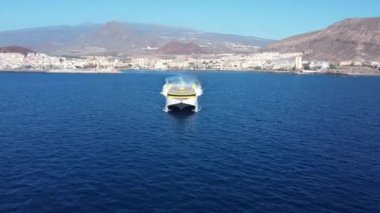 Los Cristianos 'tan kalkan hızlı yolcu feribotu Bencomo Express. Fred Olsen hızlı feribot hava görüntüsü. Tenerife, La Gomera ve La Palma arasındaki hızlı feribot.