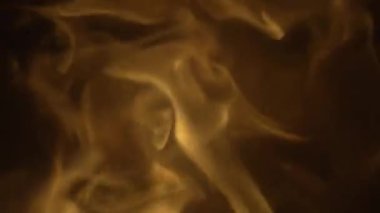 Şöminedeki alevlerin yavaş bir hareketi.