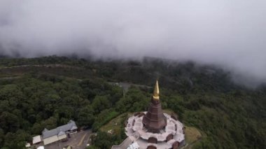 Doi Inthanon dağının sisli havadaki tapınaklarının drone görüntüsü..