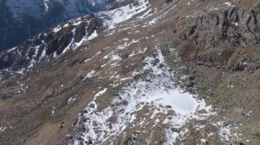 Dağlardaki donmuş göllerin küçük kar parçalarıyla dolu havadan görüntüsü.