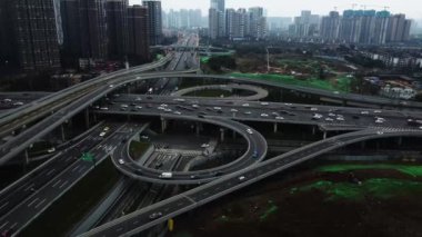 4K yüksek açılı Şangay 'daki bir trafik görüntüsü.