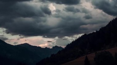 Dağlık bir arazide hareket eden güzel bulutların zamanı.