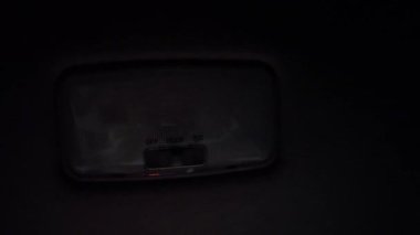 Bir arabanın ışığını açmaya yakın çekim.