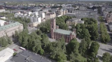Ortadaki drone görüntülerinde kilise olan havadan kentsel bina görüntüsü.