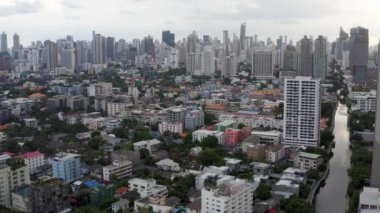 Bangkok, Tayland 'daki Ekkamai bölgesinin insansız hava aracı görüntüleri..