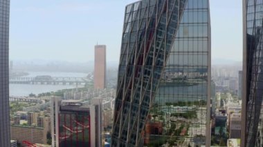 Seul, Güney Kore 'de güneşli bir günde Yeouido binasının mavi gökyüzüne karşı yüksek açılı görüntüsü.