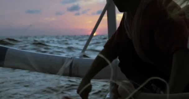 Metraje Pescador Tirando Cebo Parte Superior Del Barco Tradicional Bali — Vídeo de stock