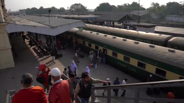 Porteros Transportan Equipaje Estación Karachi Cantt Karachi Pakistán — Vídeo de stock
