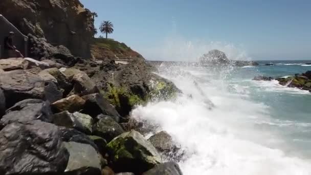 Tiché Oceánské Vlny Narážející Skály Laguna Beach Kalifornii — Stock video