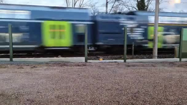 Train Régional Chemin Fer Allemand Qui Passe Rapidement Passage Niveau — Video