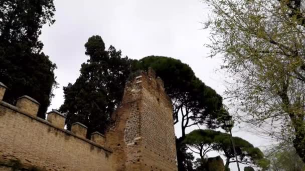 ローマ ラツィオ イタリアの中心部にあるOstienseの近くの壁の高角度のショット — ストック動画