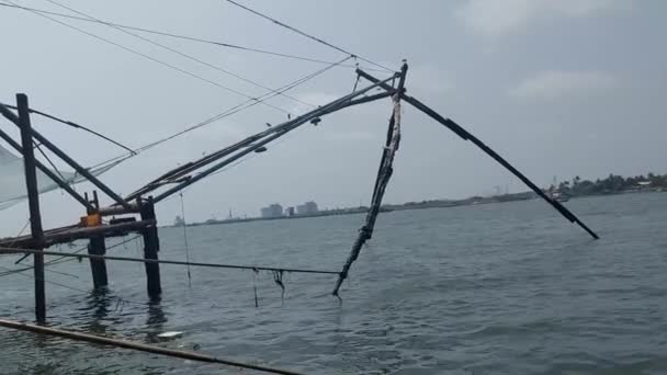 Colpo Delle Reti Pesca Cinesi Sul Lungomare Sotto Cielo Nuvoloso — Video Stock