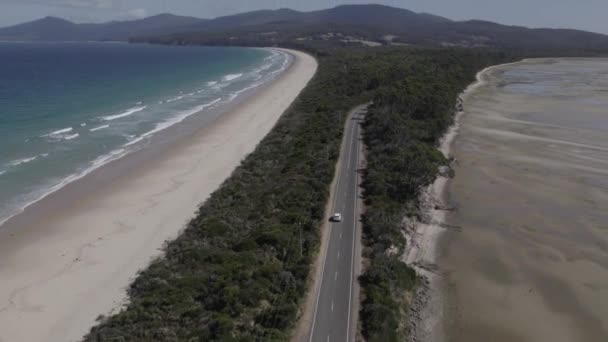 Flygfoto Över Bil Som Kör Kustväg Vid Stranden Tasmanien Australien — Stockvideo