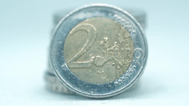 2ユーロ硬貨の詳細を詳しく紹介する映像 — ストック動画