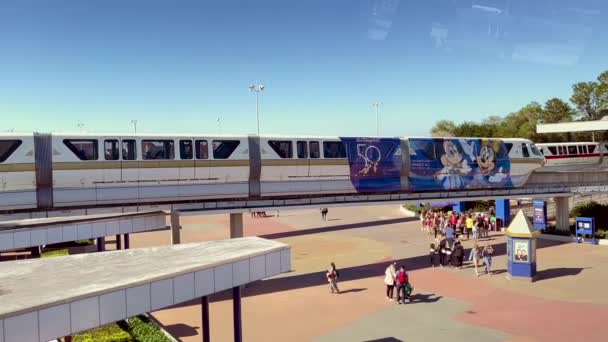 米国オーランドのウォルト ディズニー ワールドにあるモノレール50周年記念ラップ輸送センターの映像 — ストック動画