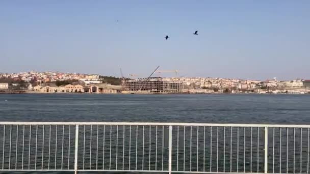 トルコ イスタンブールの黄金の角の海岸にある金属製のフェンスの美しいショット青い空 — ストック動画