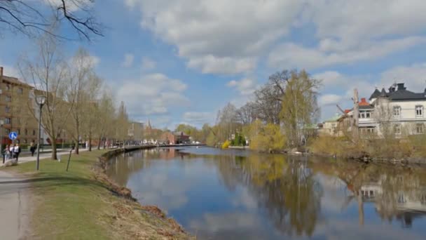 Μια Όμορφη Θέα Στο Πεζοδρόμιο Του Ποταμού Svartan Στο Κέντρο — Αρχείο Βίντεο