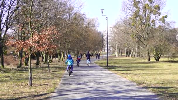Einige Kinder Fahren Einem Sonnigen Frühlingstag Mit Dem Fahrrad Auf — Stockvideo