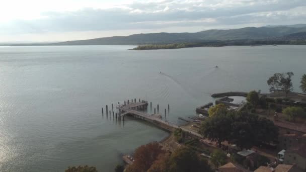 Vue aérienne d'une plage italienne au printemps avec de petits canyons