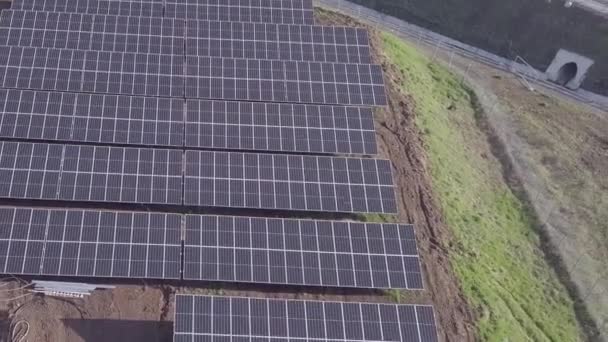 阳光灿烂的日子里太阳能电池板安装的美景 — 图库视频影像